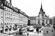 1924: Die ursprüngliche Endstation der Solothurn-Zollikofen-Bern-Bahn SZB auf dem Bahnhofplatz vor dem Hotel Schweizerhof mit einem Personenzug und einem Tram der Linie 12 ins Brückfeld.