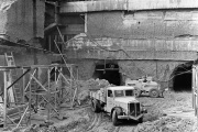 1963: Schwere Erdarbeiten mit leichtem FBW-Kipper: Der Lastwagen steht im Bereich des heutigen Gleises 22 am Ende der Perronhalle. Unter der Grossen Schanze entsteht der Schanzentunnel.