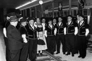 20.11.1965: Das Jodlerchörli der SZB heisst die Ehrengäste des ersten Zuges im neuen Bahnhof willkommen. Der neue Bahnhof ist eröffnet!