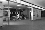 frühe 1970er-Jahre: Gumminoppenboden, Sitzinseln, Blechdecke und Neonbeleuchtung – der Wartebereich in seiner ursprünglichen Form. Eine grosse Informationwand zeigt das Liniennetz.
