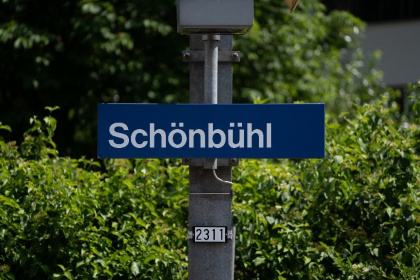 Bahnhofsschild Schönbühl