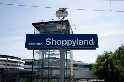 Bahnhofsschild Shoppyland