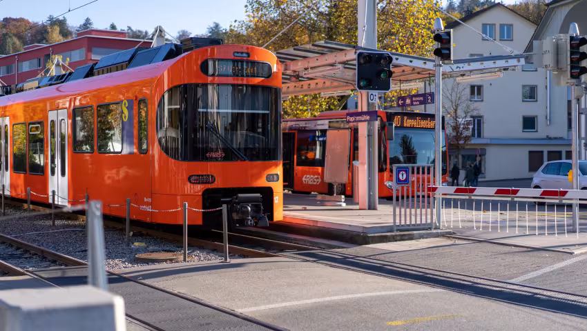 RBS Zug und Bus an einer Haltestelle