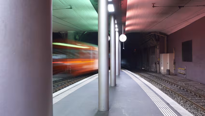 Zug fährt aus RBS Bahnhof Bern