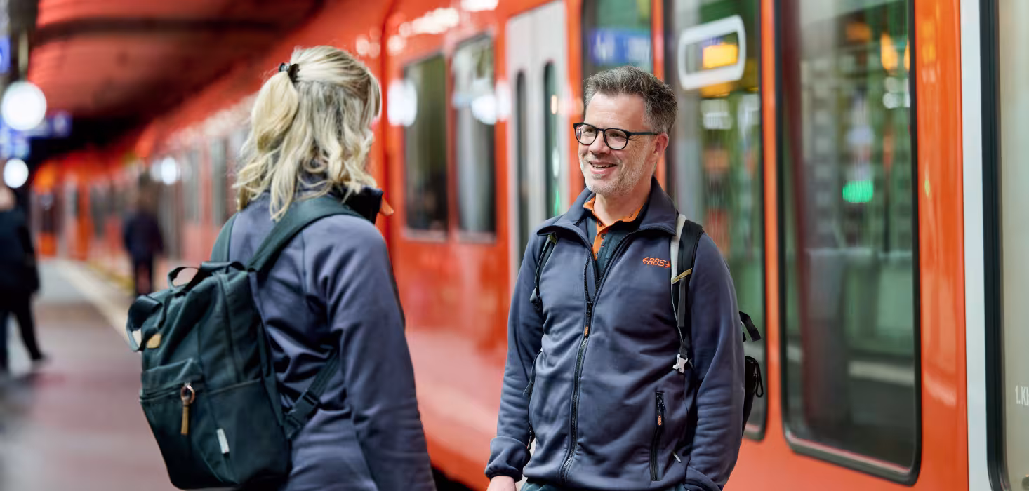 RBS Lokführer neben dem Zug