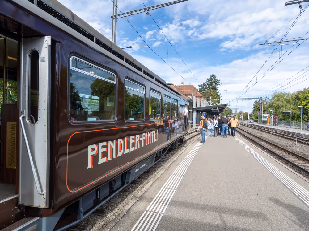 RBS Pendler Pintli an einem Bahnhof