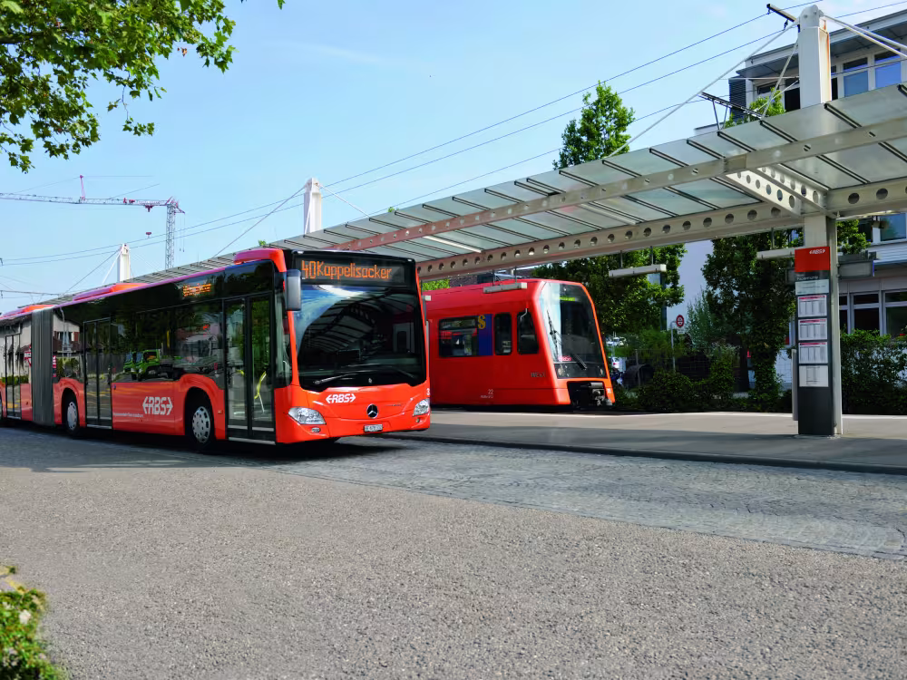 Zug und Bus an Haltestelle