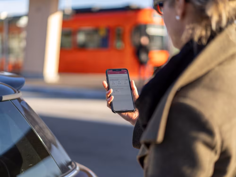 Person bucht via Park+Rail App einen Parkplatz