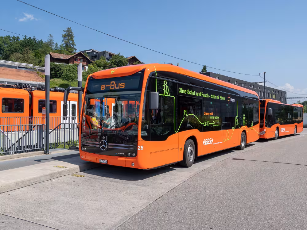 RBS Elektrobus an Haltestelle