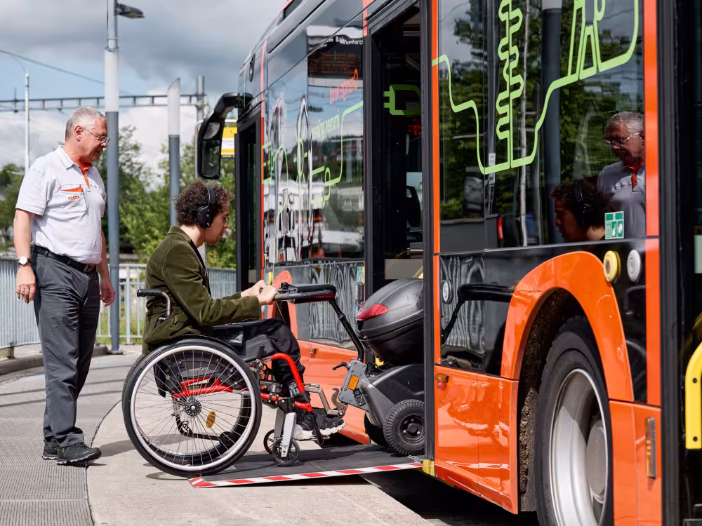 Rollstuhlfahrer steigt in RBS Bus ein