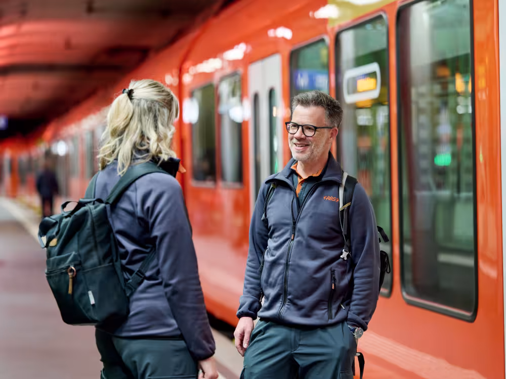 RBS Lokführer neben dem Zug