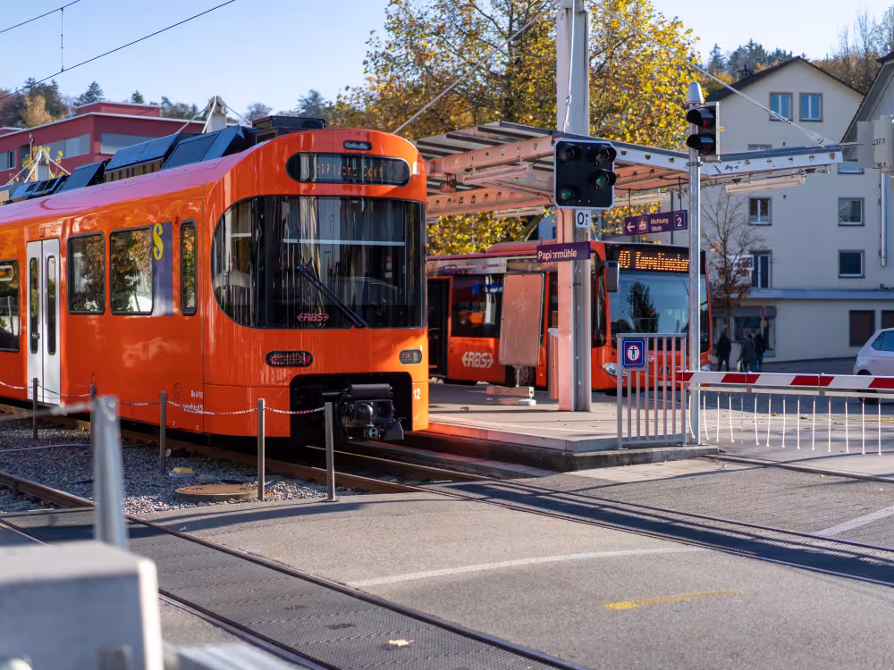 RBS Zug und Bus an einer Haltestelle