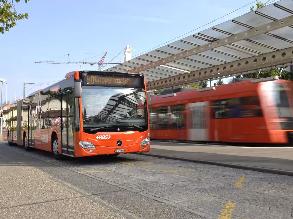 Fahrgäste im Wartebereich Bahnhof Bern