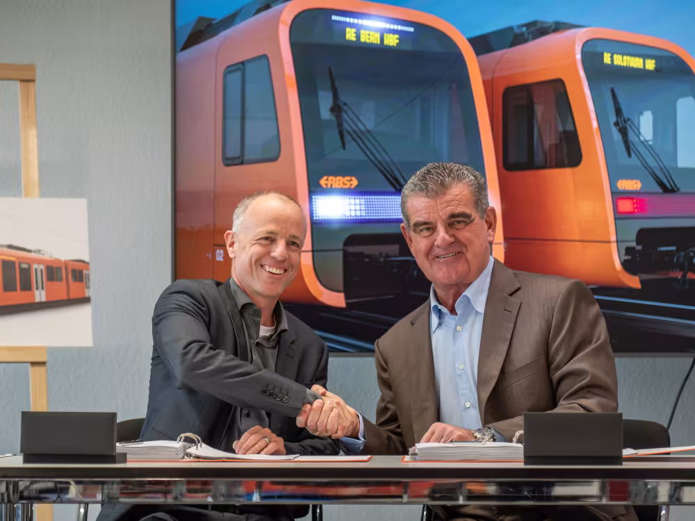 Bild: Vertragsunterzeichnung Fabian Schmid, Direktor RBS mit Peter Spuhler, Verwaltungsratspräsident von Stadler Rail AG (Foto: zvg. RBS)
