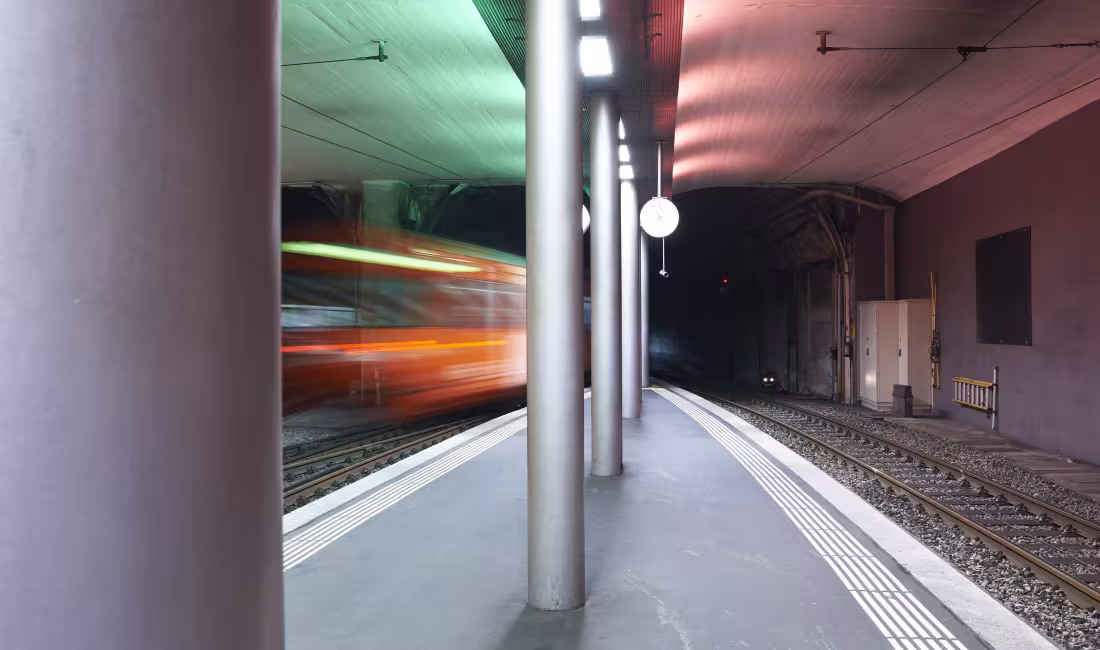 Zug fährt aus RBS Bahnhof Bern