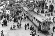 Ein vierteiliger Vorortszug am Bärnfescht im Juni 1953 auf dem Bahnhofplatz.