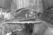 Tunnelvortrieb am 7. Juni 1963: Deutlich zu sehen ist die ursprünglich geplante Tunnelachse.