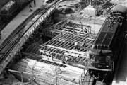 17.9.1963: Der neue Bahnhof entsteht direkt unter den Gleisen des SBB-Bahnhofs. Zimmerleute erstellen die Schalung für die Betondecke, der Bahnbetrieb läuft nebenbei weiter.