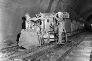 1964: Bau des Schanzentunnels: Ein Schutterzug mit Selbstlader sorgt für den Abtransport des Aushubs zum Installationsplatz im Wildpark.