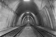 1964: Mit 45 ‰ steigt der Schanzentunnel vom tiefsten Punkt in Richtung Bahnhof. Noch fehlen die Fahrleitungsanlagen.