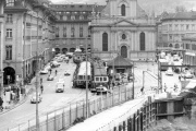 Hochbetrieb auf dem Bahnhofplatz im Herbst 1965, kurz vor der Eröffnung des neuen SZB-Bahnhofs.