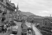 1965. Die dreigleisige Endstation auf dem Bahnhofplatz. Einfahrt eines Personenzuges aus Zollikofen. Auf dem Perron drängen sich die Fahrgäste. Aber nicht mehr lange: der neue Bahnhof ist schon fast fertig.