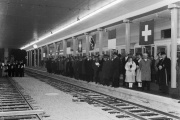 20.11.1965: Im neuen Bahnhof in Bern wartet man auf den Eröffnungszug aus Solothurn.