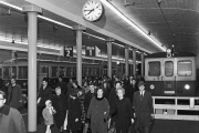 Ende 1965. Der neue Bahnhof ist in Betrieb. Ankunft des «Eilzugs» aus Solothurn. Der Bahnhof präsentiert sich noch grosszügig, die Fahrgastinformation ist noch sehr einfach.