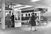 Ende 1965: Ticketkontrolle am Perron – das Rauchen war im Bahnhof noch gestattet. Neu wird mit modernen Fallblattanzeigern über Abfahrtszeit und Destination der Züge informiert.