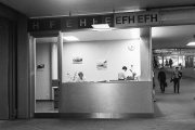 1970 wird der erste «richtige» Verkaufsschalter im Bahnhof eröffnet.