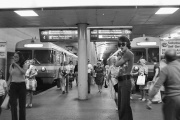 1975. Mit Einführung der Worblentallinie entsteht 1974 das erste S-Bahn-System der Schweiz: Dichter Taktfahrplan, moderne orange Triebzüge und Billettautomaten sind wegweisend.