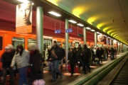 2007: Mit der Infokampagne werden die Fahrgäste darauf sensibilisiert, nicht auf den Perrons zu warten.