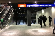 Dezember 2012: Die Treppe zum RBS-Bahnhof ist verbreitert, dadurch wird die prekäre Zugangs- und Wartesituation etwas entschärft. 