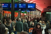 Über 60'000 Fahrgäste drängen sich heute an Spitzentagen durch den RBS-Bahnhof Bern.