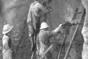 1959/1960: Die ersten sechs Meter Vortrieb für den neuen Schanzentunnel. Mineure bohren die Löcher für die Sprengladungen.