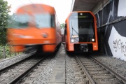 Vor Schanzentunnel kreuzen NExT- und Mandarinli-Zug