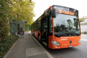 Oranger Bus an Haltestelle mit Anschrift Fahrplanwechsel