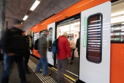 Fahrgäste steigen in den neuen RBS-Zug Worbla