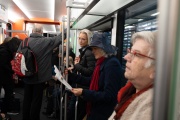 Stehende Fahrgäste im Multifunktionsabteil im neuen RBS-Zug Worbla