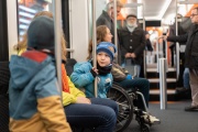 Sitzende Fahrgäste im Multifunktionsabteil im neuen RBS-Zug Worbla