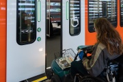 Rollstuhlfahrerin beim Einsteigen in den neuen RBS-Zug Worbla