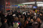 Fahrgäste im Wartebereich Bahnhof Bern