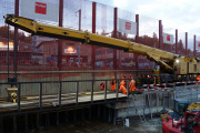 Einbau der ersten Hilfsbrücke mit dem SBB-Kirow-Kran, Oktober 2017