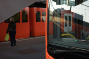 Bus und Zug im Hintergrund am Bahnhof Zollikofen