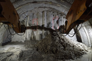 Kurz vor den Tunneldurschlag: Die Spitzhammer stehen bereit. Foto: Sam Bosshard
