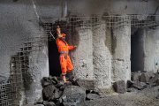 Der erste Bauarbeiter kommt mit der heiligen Barbara, der Schutzpatronin der Mineure, durch den Tunnel. Foto: Sam Bosshard