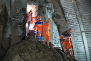 Die ersten Baufachleute steigen durch den neuen, durchgehenden Tunnel. Foto: Sam Bosshard