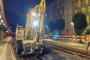 Der Bagger auf Schienen transportiert Schotter