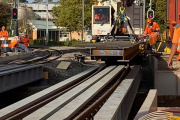 Antransport des provisorischen Perrons mittels Gleiskran