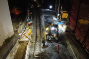 Einbau der Hilfsbrücke in der Nacht